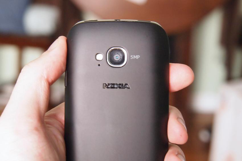 1330889593_nokia-lumia-710-features-design-camera.jpg