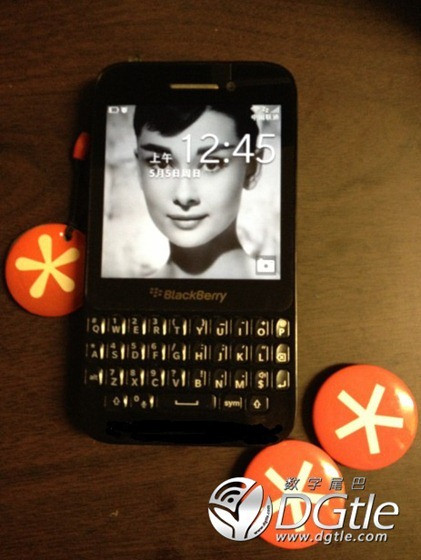 1367748587_blackberry-r10-smartphone-03.jpg